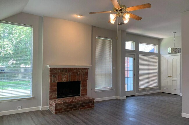 Foto del edificio - 11704 Rocky Point Dr
