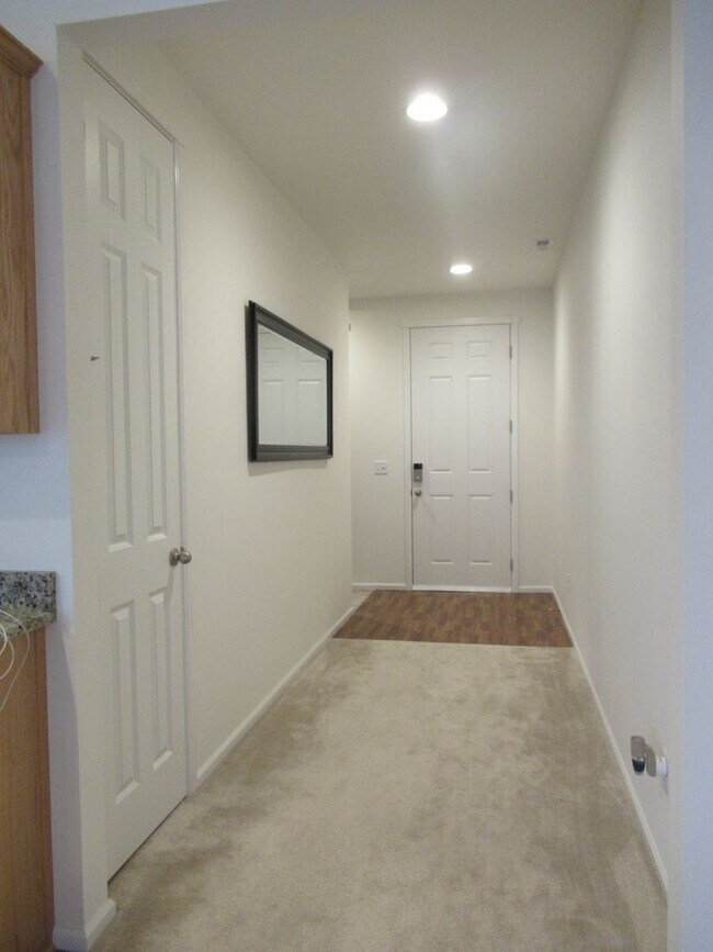 Foto del edificio - APPROVED APPLICATION PENDING-Almost new 3 ...