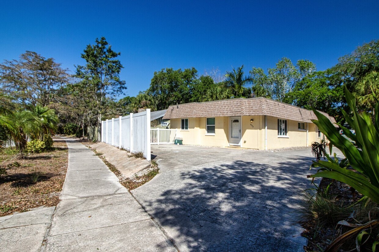 Indian Beach Park Duplex - walk to Ringling College!! - Indian Beach Park Duplex - walk to Ringling College!!