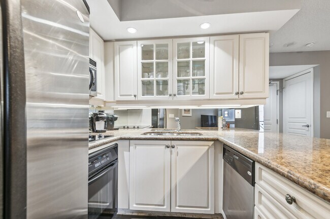 Building Photo - 136 Simcoe St