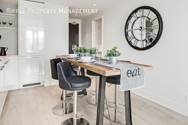 Photo du bâtiment - COMING SOON! AMAZING MODERN 2 BEDS/ 2 BATH...