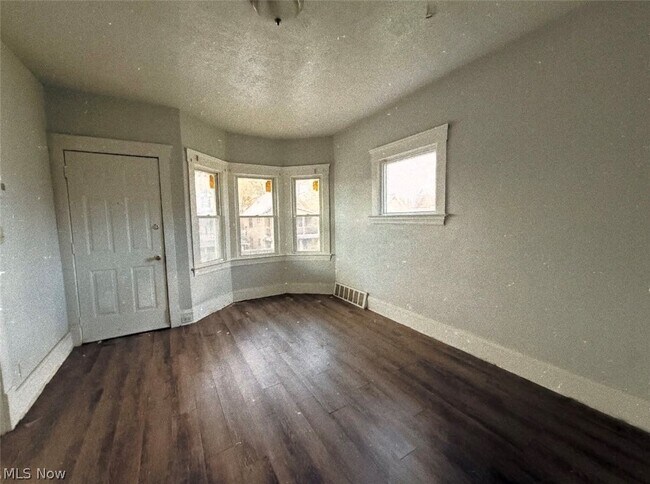 Foto del edificio - 12106 Forest Ave