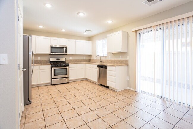 Foto del edificio - 8137 Finch Feather St
