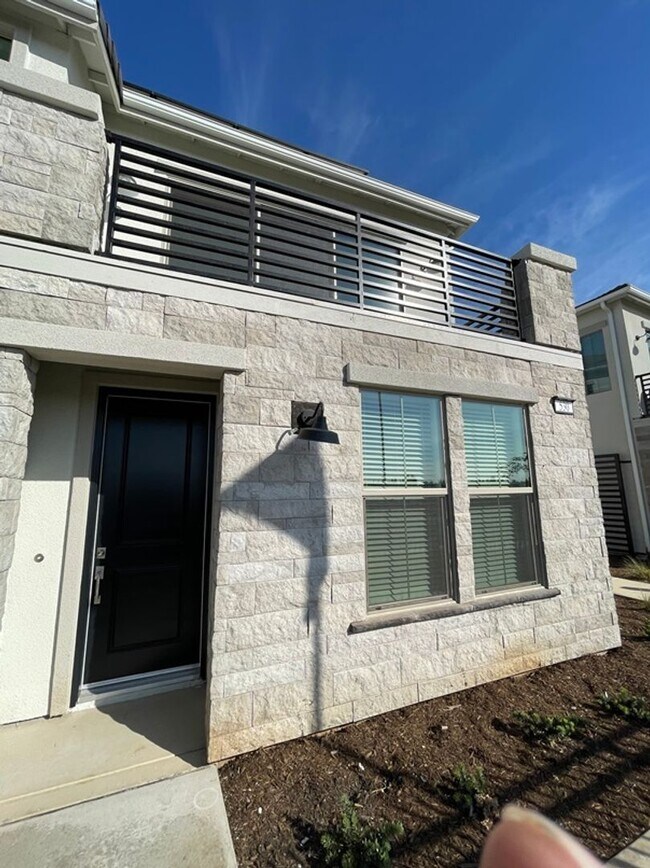 Building Photo - 530 W. Mahogany Lane