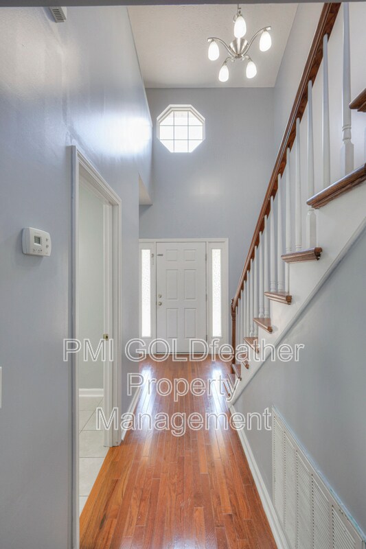 Foto del edificio - 904 Creekedge Ct