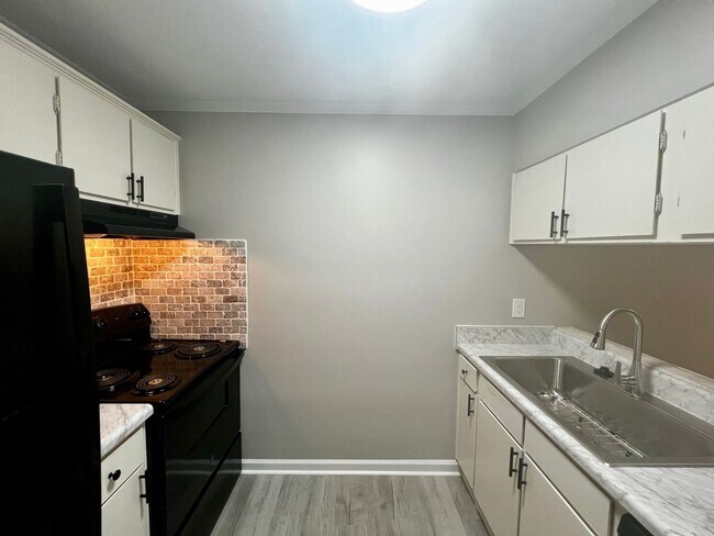 Foto del edificio - 5853 Century Oaks Dr