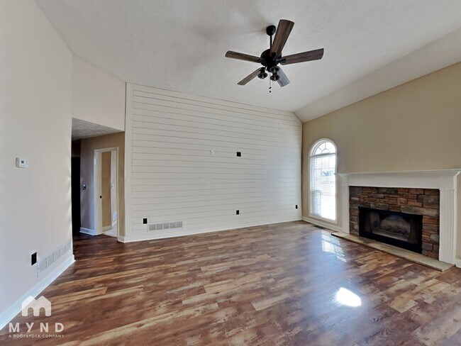 Foto del edificio - 328 John Gordon Pl