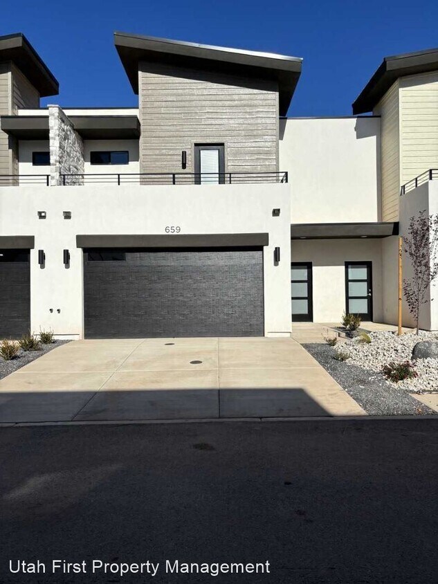 Foto principal - 3 br, 2.5 bath House - 659 E Eureka Aly