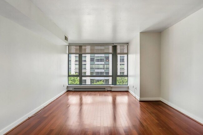 Foto del edificio - Beautiful One Bedroom + Den in The Heart o...
