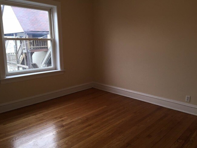 Building Photo - Fantastic 1BR w/Heat!  75th Kenwood