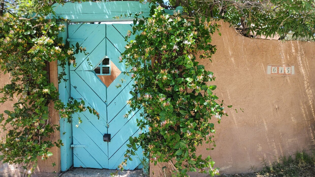 Foto principal - Coming Soon! Old Town Charm! 2 Bedroom Hou...