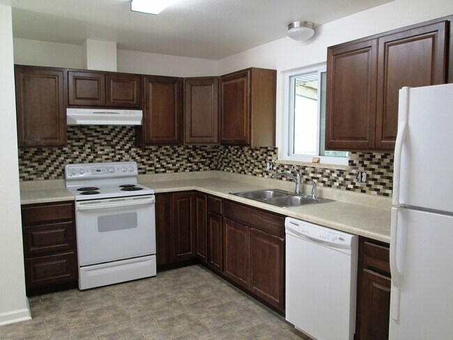 Building Photo - Wonderful 4 bedroom house!