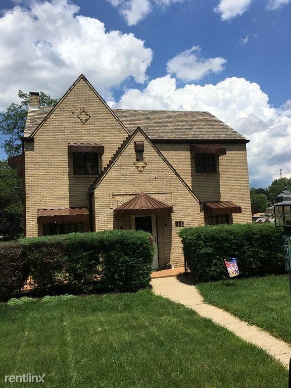 Primary Photo - 3 br, 2.5 bath House - 221 E Elmhurst Rd