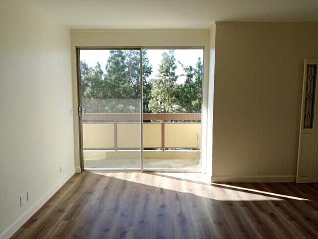Foto del edificio - 321 S San Vicente Blvd