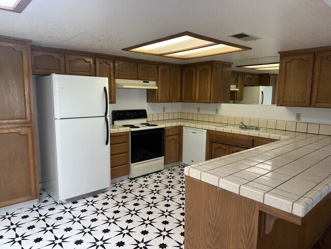 Foto del edificio - 49400 River Park Rd