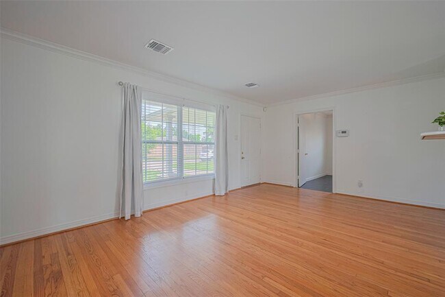 Foto del edificio - 3042 Oak Forest Dr