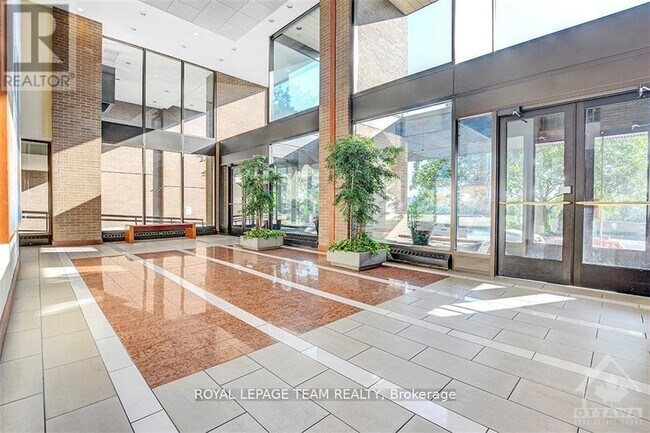 Photo du bâtiment - 515 St. Laurent Blvd