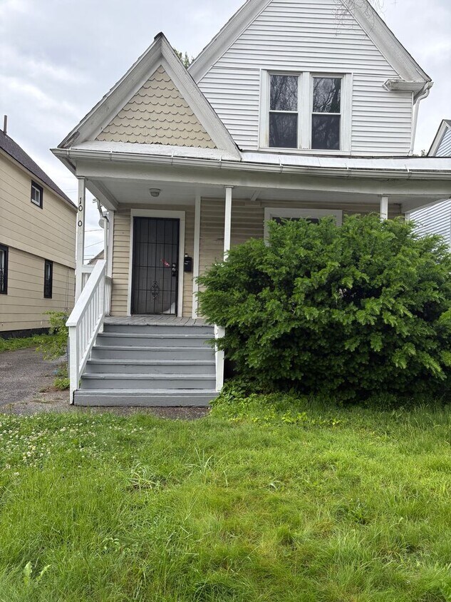 Foto principal - 3 Bedroom Single Family
