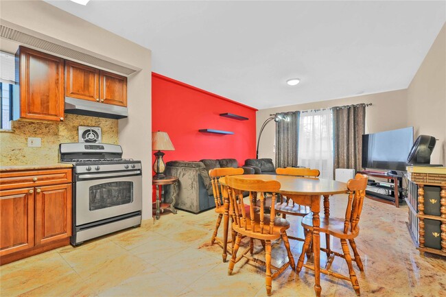 Foto del edificio - 85-87-87 67th Ave