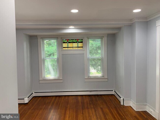 Foto del edificio - 4421 Wilkens Ave