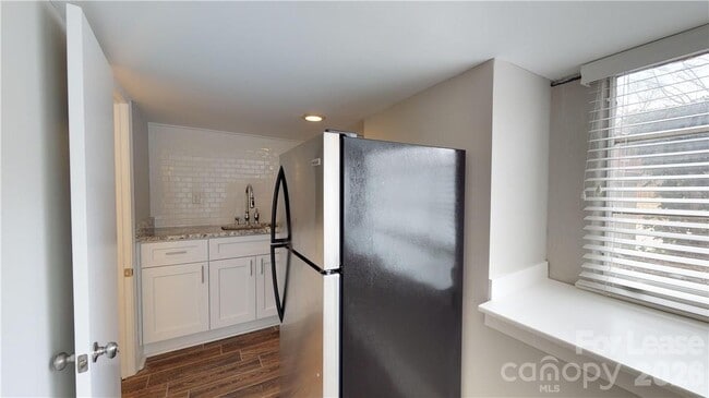 Building Photo - 428 Hawthorne Ln