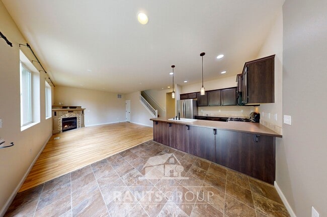 Building Photo - Gorgeous 4 Bed/2.5 Bath Pet-Free Home in Horizon Pointe!