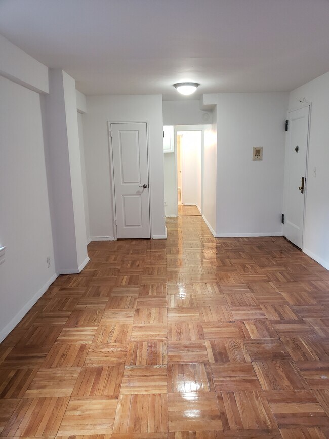 Building Photo - 30 E 81st St