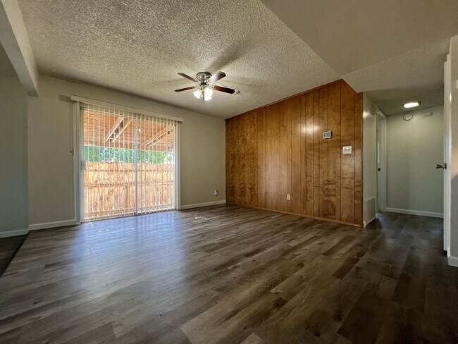 Foto del edificio - 2400-2402 Yosemite Dr