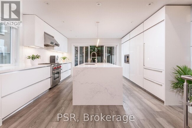 Building Photo - 10 Bishop St