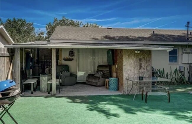 Foto del edificio - Charming 3/2 Duplex in West Bradenton with Private Yard and Carport