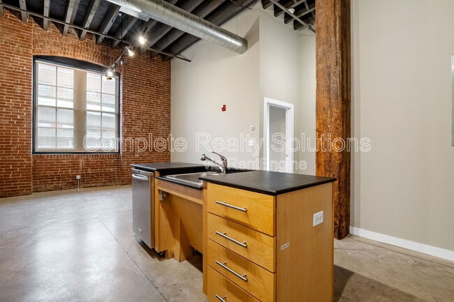 Building Photo - 614 S 7th St