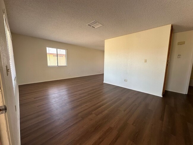 Building Photo - Welcome to this 2 bedroom 1 bath home!
