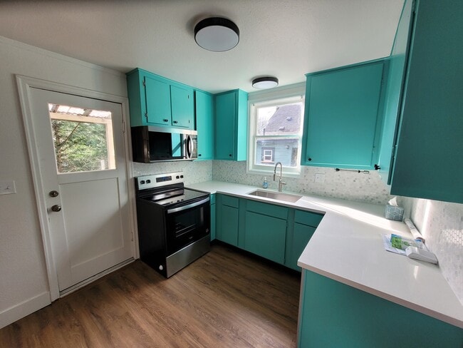 Building Photo - 1574 SE Sherrett Street