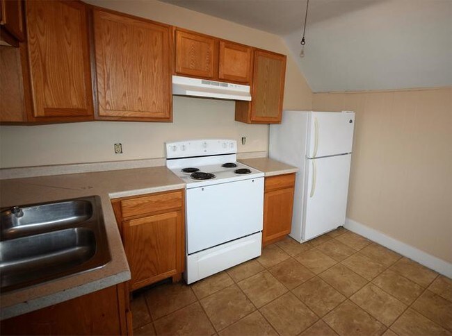 Building Photo - 1 Bedroom Upper