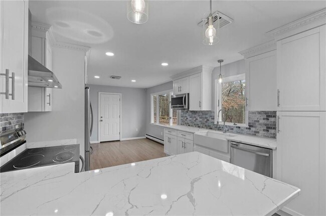 Building Photo - 141 Congdon Rd