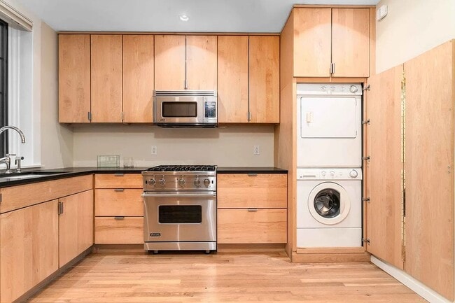 Building Photo - 555 Hudson St