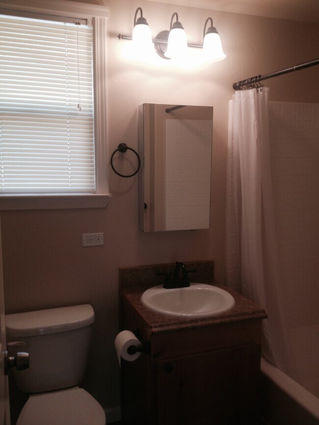Building Photo - Nicely updated 3 bed 2 bath home in Red Bluff