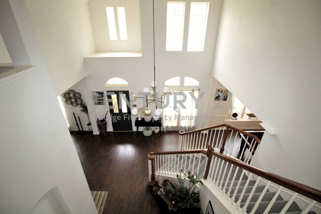 Building Photo - Well-Maintained 2-Story 5/4/3 Beauty in Ke...