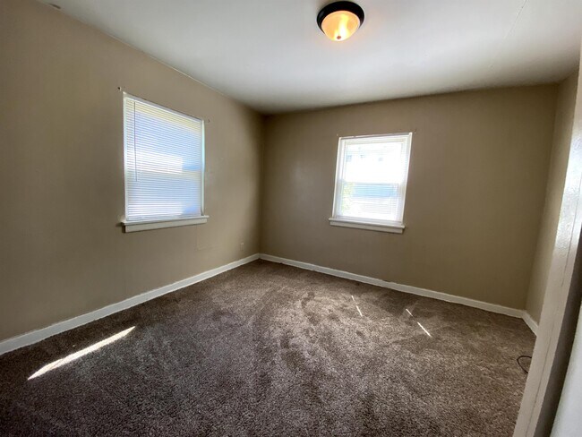 Building Photo - 208 Parkview Blvd