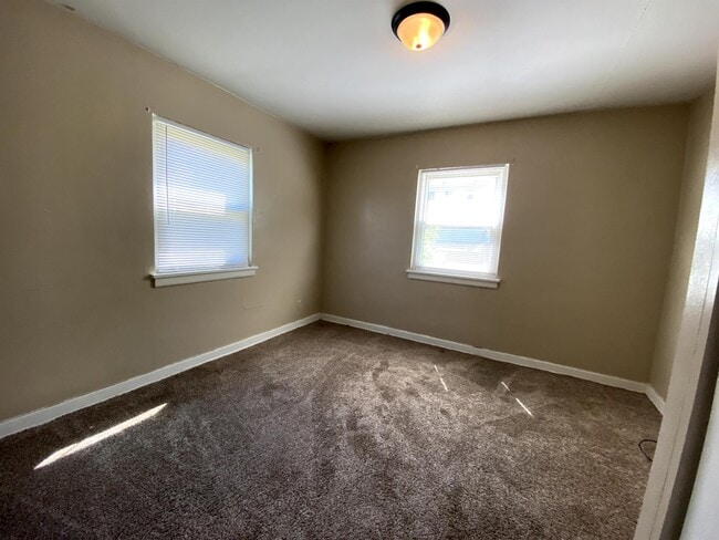 Building Photo - 209 Parkview Blvd