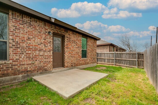 Building Photo - AVAILABLE NOW! NICE 3 BEDROOM DUPLEX LOCAT...