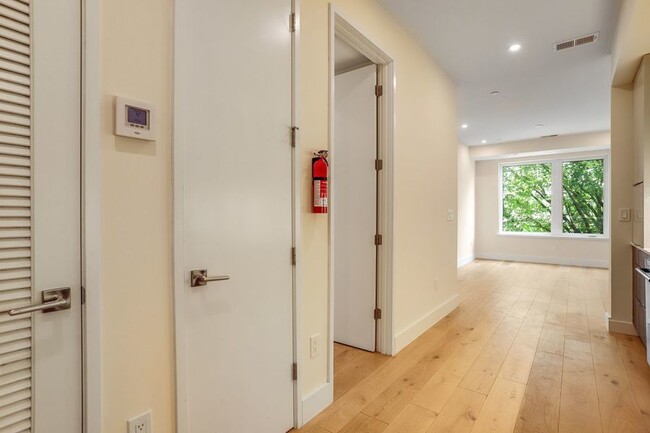 Building Photo - Modern + Bright Two Bedroom Condo in Petwo...