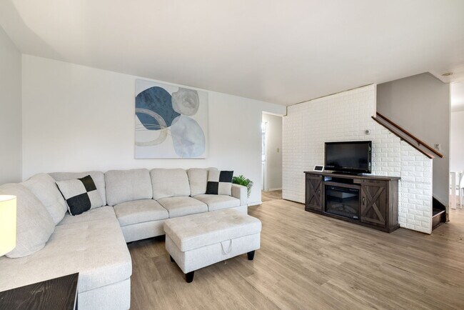Living Room - 402 College Park Dr