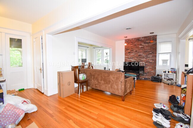 Building Photo - 5728 Solway St