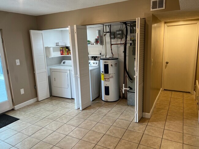 Foto del edificio - 2415 Yarmouth Ln