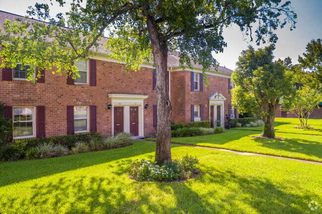 Beautiful landscaping - Carlton Arms of Winter Park