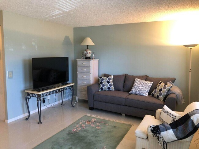 Building Photo - 2059 Ainslie Dr