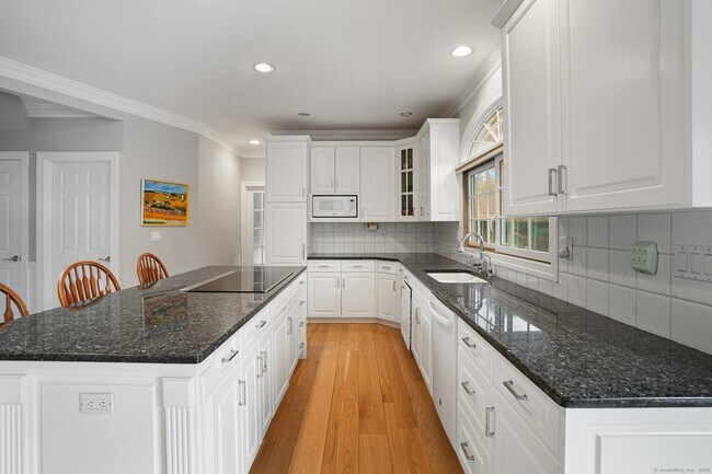 Building Photo - 65 Pine Ridge Rd