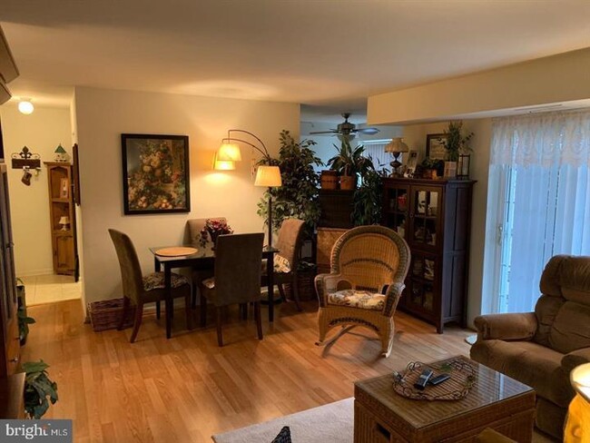 Building Photo - This spacious 1-bedroom, 1-bathroom condo ...