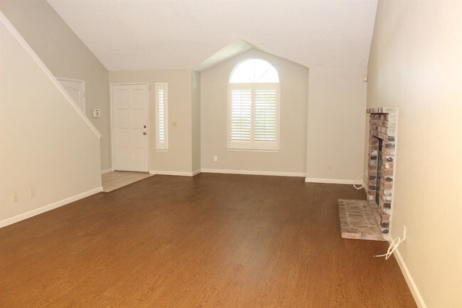 Building Photo - 1624 E Eclipse Ave